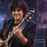 Carlo Karges mit Gitarre in einer redaktionellen Konzertszene