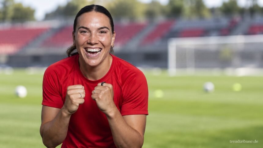 Vanessa Gilles im roten Sportshirt vor einem gestalteten Fußballhintergrund